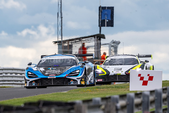 9  Dean Macdonald / Angus Fender, 2 Seas Motorsport McLaren 720S GT3