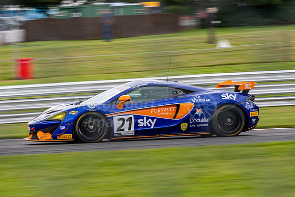 21  Mia Flewitt / Euan Hankey, Balfe Motorsport McLaren 570S GT4