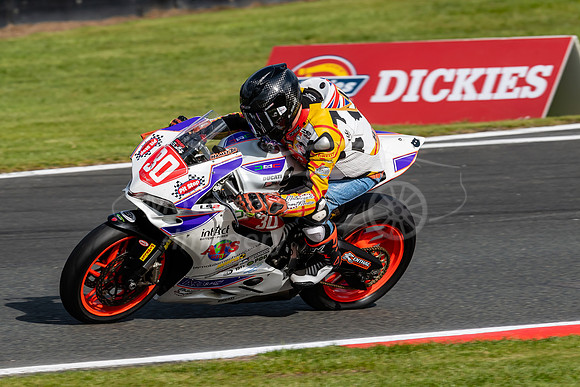 30 Andy Booth,