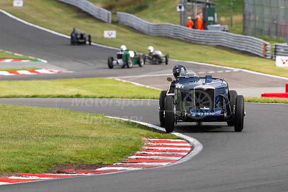 32 Alexander Hewitson / David Pryke