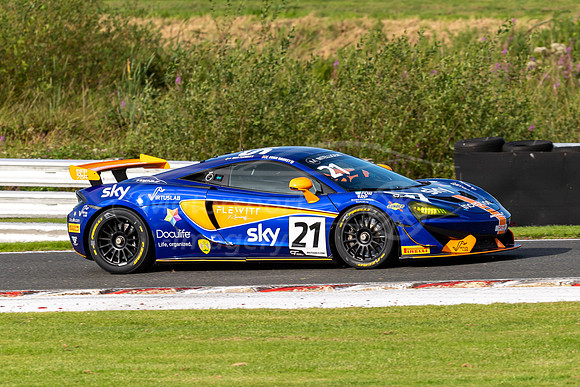 21  Mia Flewitt / Euan Hankey, Balfe Motorsport McLaren 570S GT4