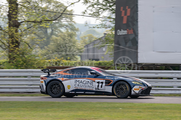 Beechdean AMR - Aston Martin V8 Vantage GT4, Kelvin Fletcher / M
