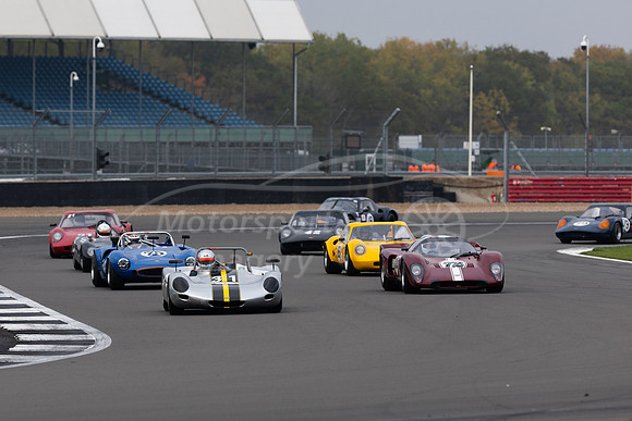 Guards Trophy race start with #31 31 Benjamin Tusting / Robert T