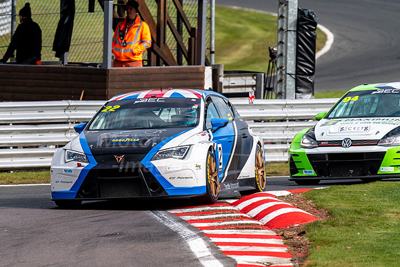 22 Nick Hull- Richard Avery- Seat TCR