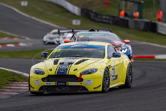 33 Dale Albutt- Mike Albutt- Aston Martin Vantage GT4