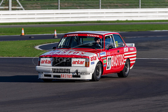 27 John Young / Ja Young, Volvo 242T