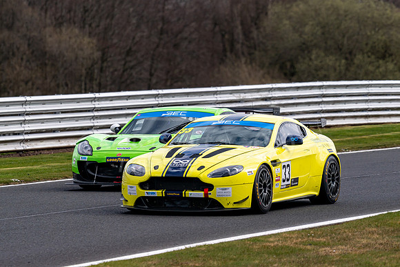33 Dale Albutt- Mike Albutt- Aston Martin Vantage GT4