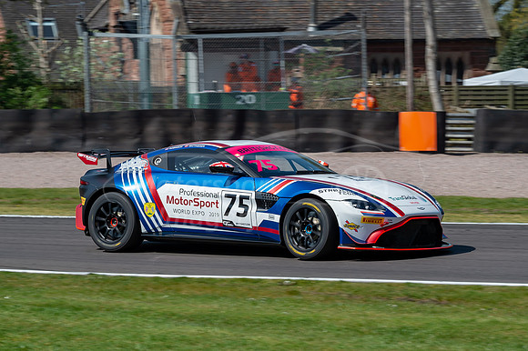 75 Optimum Motorsport - Aston Martin V8 Vantage