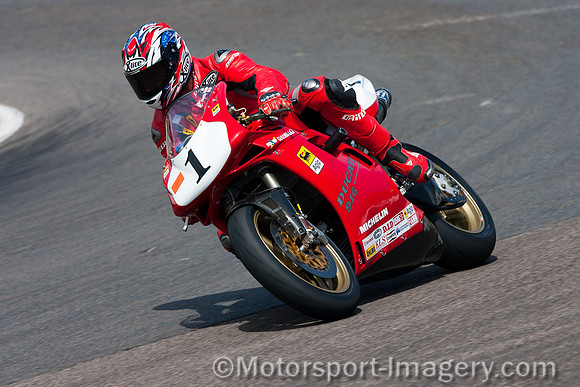 Carl Fogarty on the Ducati 916