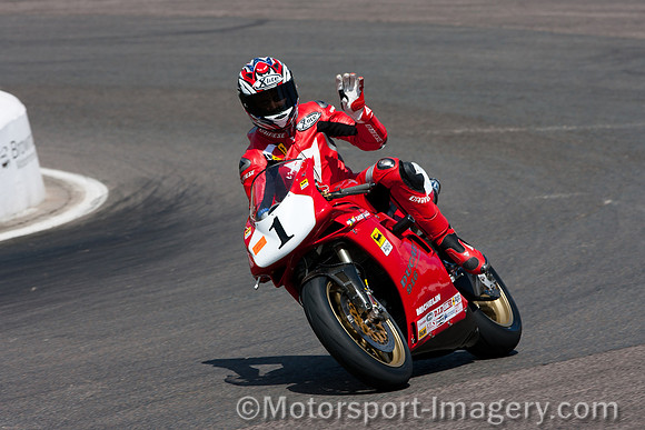 Carl Fogarty on the Ducati 916