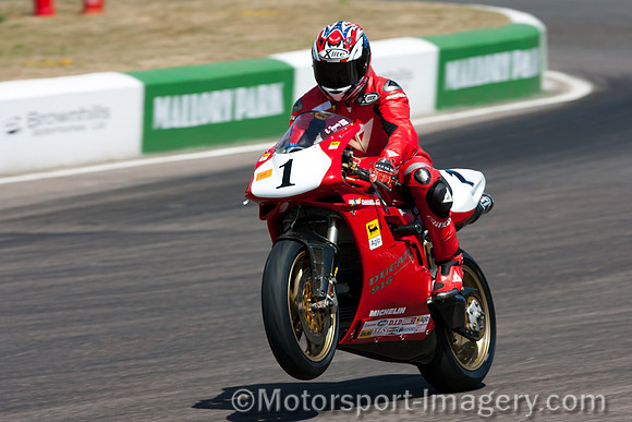 Carl Fogarty on the Ducati 916