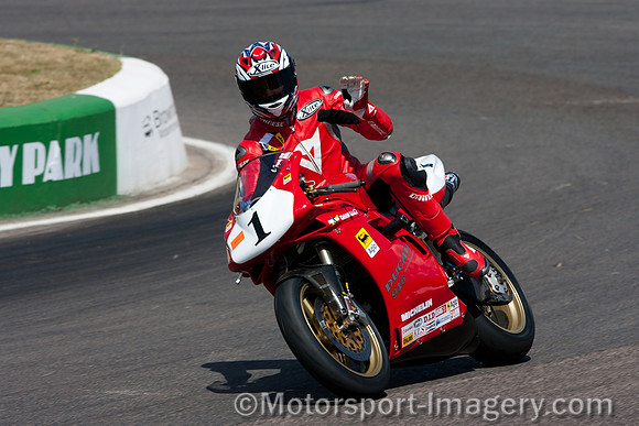 Carl Fogarty on the Ducati 916