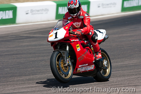Carl Fogarty on the Ducati 916