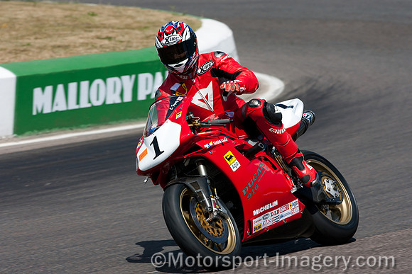 Carl Fogarty on the Ducati 916