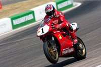 Carl Fogarty on the Ducati 916