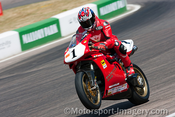 Carl Fogarty on the Ducati 916