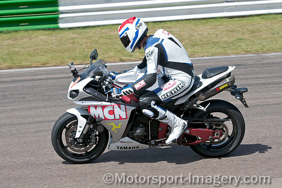 Chris Newbigging of MCN videoing Freddie Spencer