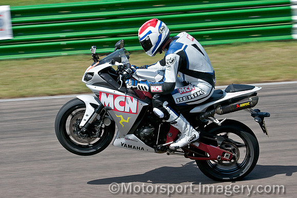 Chris Newbigging of MCN videoing Freddie Spencer