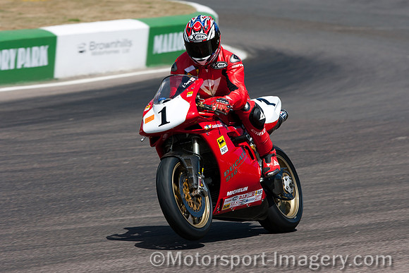 Carl Fogarty on the Ducati 916