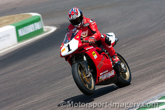 Carl Fogarty on the Ducati 916