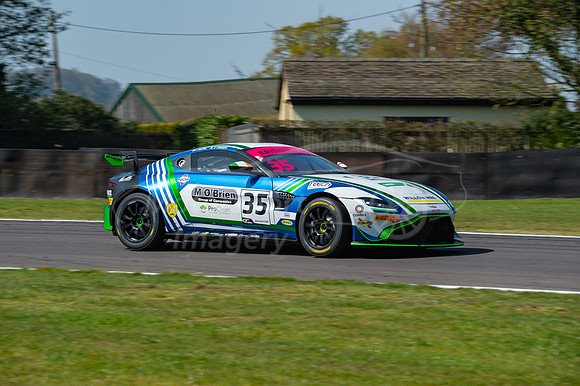 35  Optimum Motorsport - Aston Martin V8 Vantage GT4, British GT