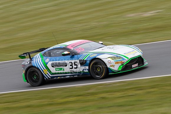 35  Optimum Motorsport - Aston Martin V8 Vantage GT4  Conner O