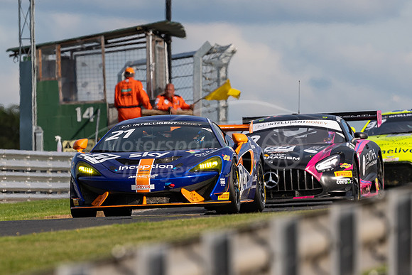 21  Mia Flewitt / Euan Hankey, Balfe Motorsport McLaren 570S GT4