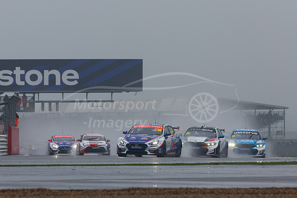 Race 1 start with Tom Ingram on pole