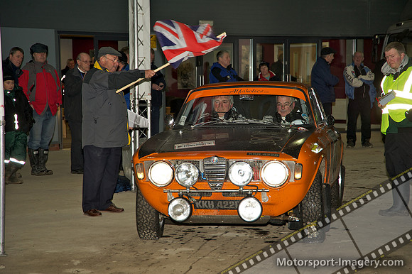Tony Mason waves off car 68, Alfa Romeo Sprint GT of John Everard and James Sharpeley