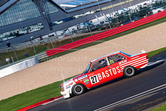 27 John Young / Ja Young, Volvo 242T