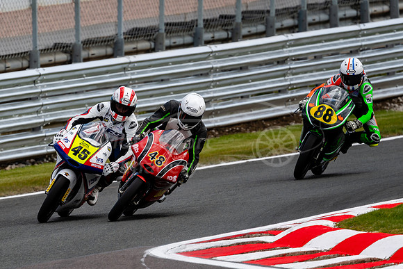 45 Scott Swann KTM, 48 Shami Pinfold KTM,