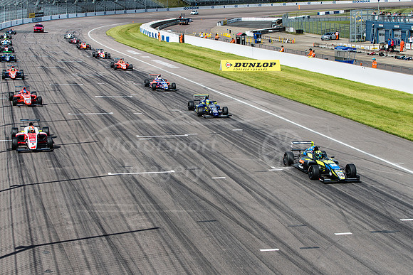 Race 1 start