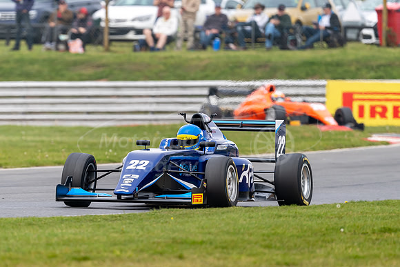 22 Lucas Petersson  Carlin,