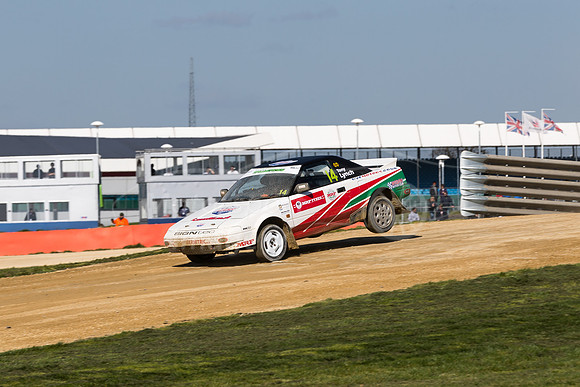 14 Tony Lynch