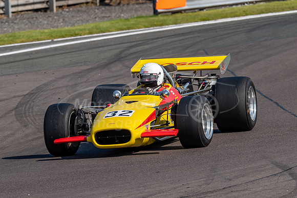 32 Alan Simmonds Lola T142